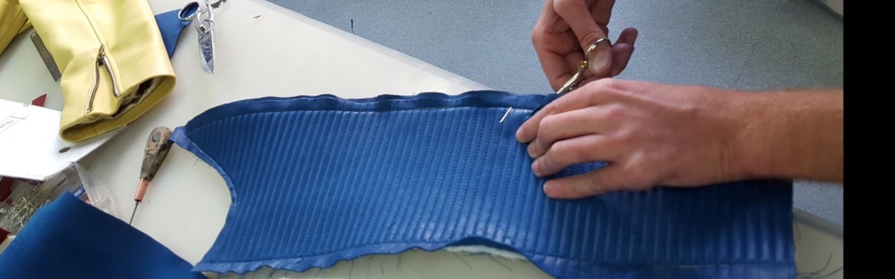 Détail couture manche blouson cuir bleu Lycée Turquetil Paris